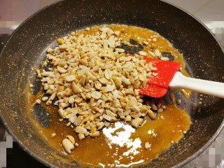 13、花生酥糖,放入花生碎