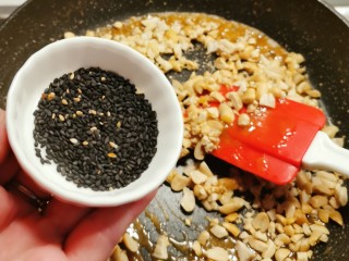 14、花生酥糖,放入黑芝麻