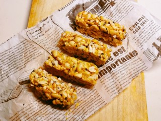17、花生酥糖,趁着还没有凉透  还有些温热  切成块 凉凉即食