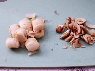 3、紫薯百合核桃糯米粥,把新鲜百合用刀去除杂质后，洗净备用。