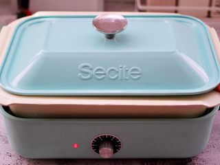 8、紫薯百合核桃糯米粥,盖上锅盖，用小火继续慢慢炖煮10分钟后。