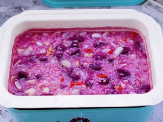 14、紫薯百合核桃糯米粥,大火煮沸即可关火。