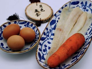 1、鳕鱼蛋卷（宝宝辅食）,准备好食材：阿拉斯加鳕鱼、胡萝卜和鸡蛋
