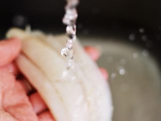 2、鳕鱼蛋卷（宝宝辅食）,鳕鱼用自来水冲洗干净后、沥干水分