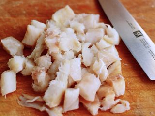 3、鳕鱼蛋卷（宝宝辅食）,把沥干水分的鳕鱼用刀切块