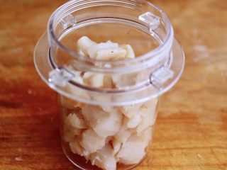 4、鳕鱼蛋卷（宝宝辅食）,把切块的鳕鱼放到料理机的杯子里