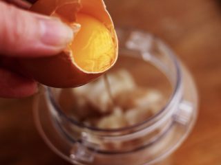 5、鳕鱼蛋卷（宝宝辅食）,把一个鸡蛋清打入料理机杯子里