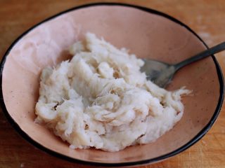 7、鳕鱼蛋卷（宝宝辅食）,打好的鱼泥放入一个碗里面