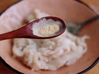 9、鳕鱼蛋卷（宝宝辅食）,再加入胡椒粉