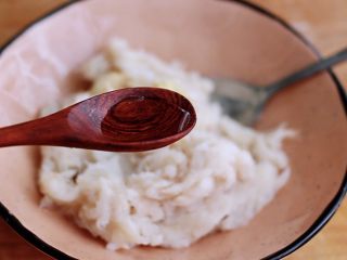 10、鳕鱼蛋卷（宝宝辅食）,倒入料酒