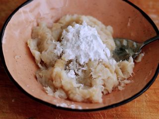 11、鳕鱼蛋卷（宝宝辅食）,最后加入木薯淀粉