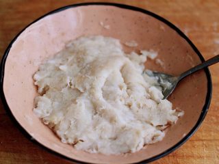 12、鳕鱼蛋卷（宝宝辅食）,把所有的食材顺时针搅拌上劲后