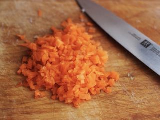 13、鳕鱼蛋卷（宝宝辅食）,洗净的胡萝卜用刀切碎