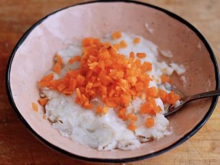 14、鳕鱼蛋卷（宝宝辅食）,把切碎的胡萝卜碎倒入鳕鱼泥里
