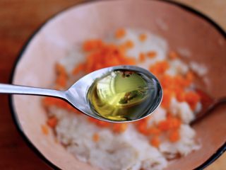 15、鳕鱼蛋卷（宝宝辅食）,在碗里加入橄榄油