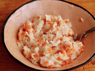 16、鳕鱼蛋卷（宝宝辅食）,继续顺时针搅拌上劲后就可以了