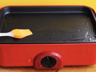 17、鳕鱼蛋卷（宝宝辅食）,美食锅提前预热后、用硅胶刷子蘸少许食用油均匀涂抹在盘子里