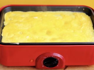 18、鳕鱼蛋卷（宝宝辅食）,把搅拌好的鸡蛋液倒入美食锅里、用铲子铺平鸡蛋液看见鸡蛋液凝固就可以了