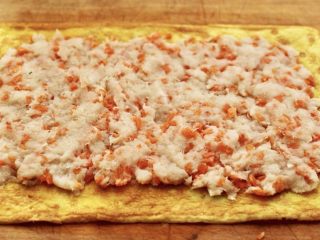 19、鳕鱼蛋卷（宝宝辅食）,把做好的鸡蛋皮上放入搅拌好的鳕鱼馅料好从头卷到尾部、抹点蛋液封口就可以了