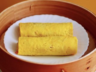 20、鳕鱼蛋卷（宝宝辅食）,蒸笼锅里面放入适量清水、把做好的鸡蛋卷放到蒸笼锅里