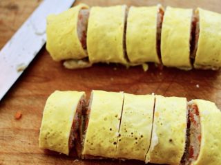 22、鳕鱼蛋卷（宝宝辅食）,蒸好的鳕鱼蛋卷用刀切成块状