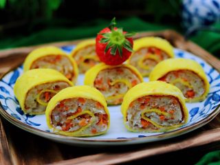 23、鳕鱼蛋卷（宝宝辅食）,把切块的鳕鱼蛋卷放到盘子里就可以享用了