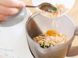 3、8m+菠菜小饼（宝宝辅食）,接着，把菠菜、蛋黄、虾皮，放入辅食机中~