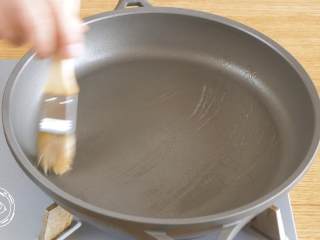 5、8m+菠菜小饼（宝宝辅食）,平底锅刷少量油~