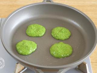 6、8m+菠菜小饼（宝宝辅食）,全程小火，用小勺舀一勺面糊，放入锅中摊平~