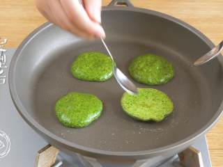 7、8m+菠菜小饼（宝宝辅食）,定型后翻面~