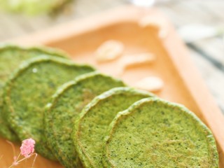 8、8m+菠菜小饼（宝宝辅食）,美味好吃的小饼就做好啦！简单吧，味道可不差哦~