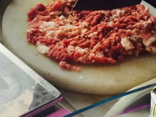 1、炸丸子,肉馅用刀剁碎