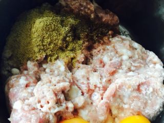 2、炸丸子,放入十三香，胡椒粉，鸡蛋