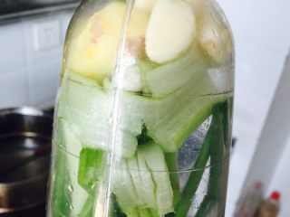 3、炸丸子,葱姜蒜榨汁