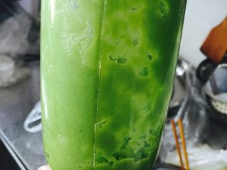 4、炸丸子,搾的葱姜蒜汁更入味