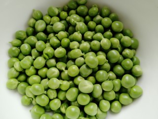 3、素三彩,碗豆剥好或者买剥好的