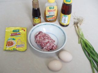 1、葱花肉末蒸蛋,准备好材料