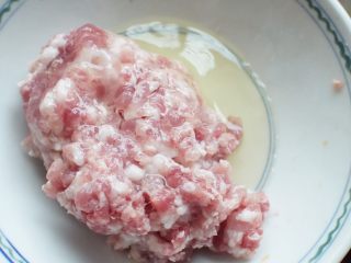 2、葱花肉末蒸蛋,猪肉剁成肉末后加入半个鸡蛋清用汤匙搅拌至肉末蓬松
