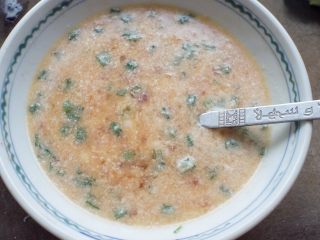 7、葱花肉末蒸蛋,再次用汤匙搅拌均匀，尽量不要搅拌起泡
