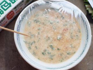 8、葱花肉末蒸蛋,再盖上保鲜膜，用竹签在保鲜膜上扎几个洞