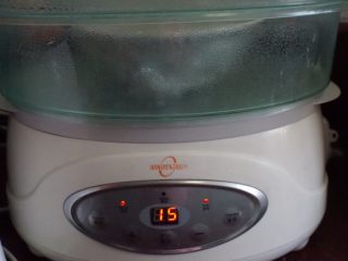 9、葱花肉末蒸蛋,最后放入蒸炉中蒸15分钟即可