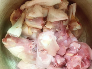 5、榴莲炖鸡,半只鸡躲成块