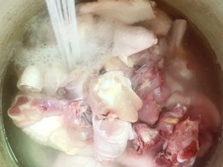 6、榴莲炖鸡,冲洗干净