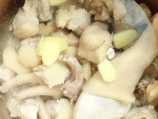 11、榴莲炖鸡,加入姜片