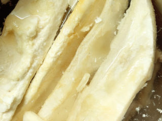 12、榴莲炖鸡,将榴莲瓤一起放入锅中,大火烧开后转小火炖1小时。