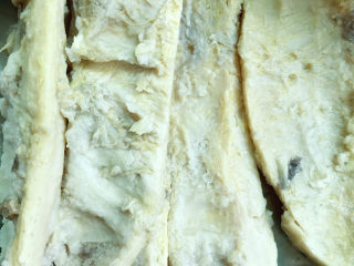 14、榴莲炖鸡,将榴莲瓤夹出扔掉