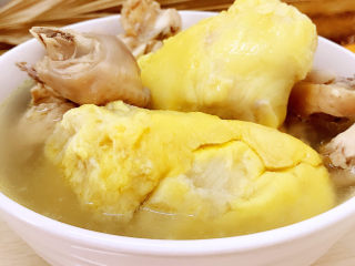 16、榴莲炖鸡,装入碗中