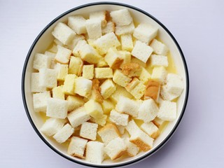 7、酥脆软滑的蛋奶吐司布丁,让土司丁充分吸收。