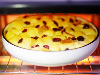 10、酥脆软滑的蛋奶吐司布丁,将容器放在烤箱内。