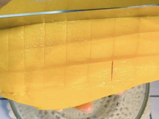 1、芝士芒果酥,芒果去皮，切十字纹